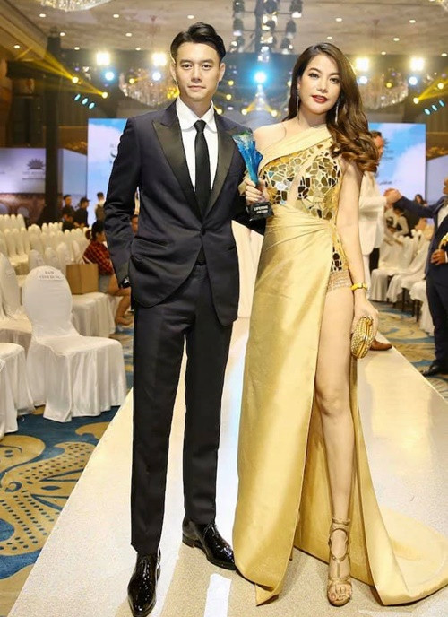 Gần đây, Trương Ngọc Ánh - Anh Dũng không công khai xuất hiện bên nhau. Ngoài ra, dịp 8/3, hay lễ Tình nhân, Trương Ngọc Ánh không nhắc đến bạn trai kém 14 tuổi.