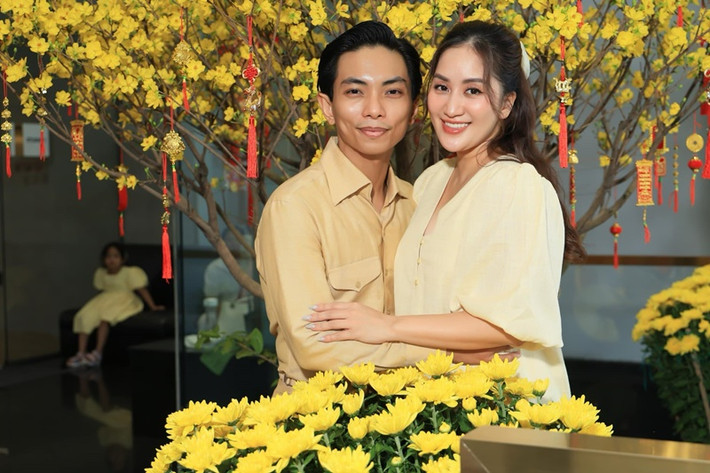 Dù chênh nhau 11 tuổi, có 3 con chung, Khánh Thi - Phan Hiển vẫn giữ được tình cảm mặn nồng. Mới đây, Phan Hiển dành vô số lời có cánh cho Khánh Thi khi cô đón tuổi mới.