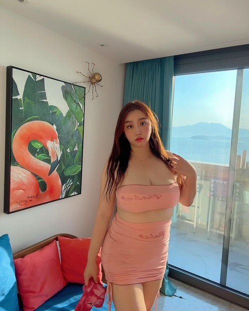 Hot girl xinh đẹp không ngần ngại mặc hở eo.