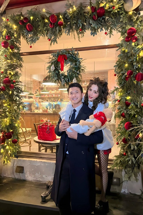 “Mình ốm. Ông chồng đi quay đi làm về, vẫn kịp hỏi vợ muốn ăn gì để nấu, vẫn mua cho mình liều kháng sinh để uống cho ngủ được đôi chút. Mang bánh mì với sữa chăm vợ tận giường”, Bạch Lan Phương kể lại hành động quan tâm của Huỳnh Anh.