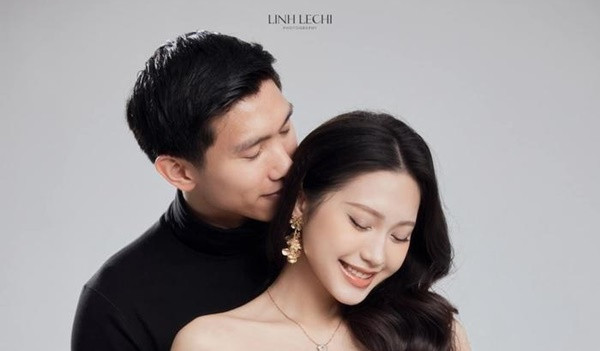 Đoàn Văn Hậu và Doãn Hải My lộ rõ vẻ hạnh phúc khi chụp ảnh bầu. Ảnh: Linh Lê Chí