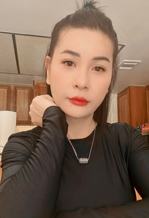 Cát Phượng vừa cho biết, cô sang Mỹ thăm em gái, không phải định cư ở xứ cờ hoa như tin đồn. Ảnh: FBNV.