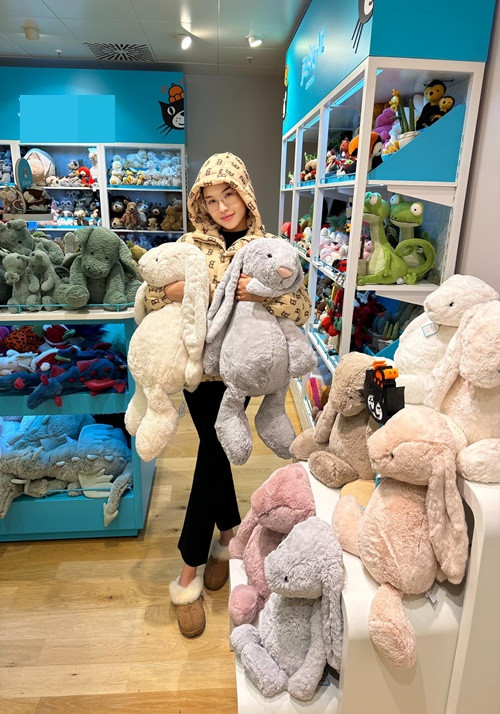 Nữ người mẫu được bạn trai chiều chuộng khi bầu bí, anh chăm chút từ mua yến tẩm bổ cho bạn gái đến sắm sửa đồ hiệu cho con.