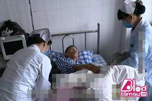 Sau khi hỏi chuyện, các phóng viên mới biết được rằng hoàn cảnh gia đình đang rất khó khăn. Bố ba đứa trẻ bị mắc bệnh ung thư tiền liệt tuyến, cần số tiền 35 triệu để chữa trị. Cảnh nhà túng bấn, trong lúc hồ đồ cô Mỹ Phương - mẹ ba đứa trẻ đã đem ba đứa con gái lên phố giao bán lấy tiền chạy chữa cho chồng mình.