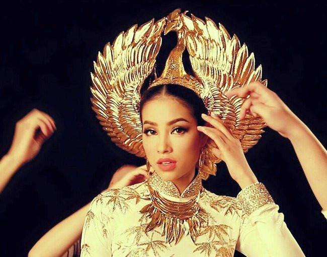 Cùng thời điểm này, ở Việt Nam, hình ảnh chiếc mấn khắc hồng hạc trong trang phục dân tộc của Phạm Hương được tung ra, thu hút sự chú ý của đông đảo cộng đồng Việt.