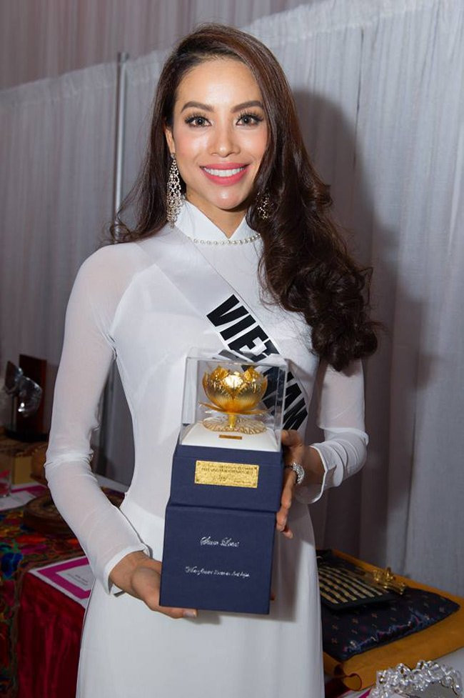 Phạm Hương mang sen vàng tới tham dự Miss Universe. Dù tiếng Anh không phải tiếng mẹ đẻ, Phạm Hương vẫn cố gắng giao lưu với các thí sinh và trả lời tốt các phần phỏng vấn của phóng viên quốc tế.