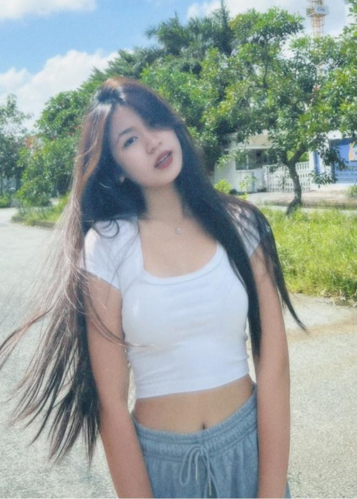 Mái tóc dài làm cho con gái Lưu Thiên Hương càng nữ tính.