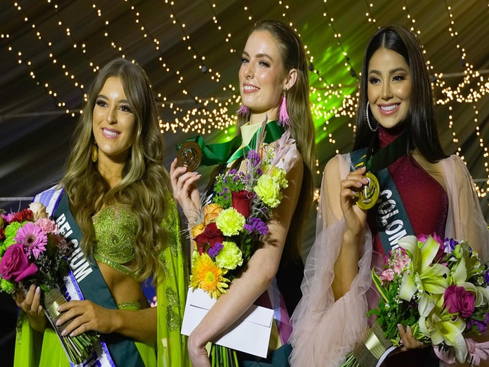 Đại diện Colombia - Andrea Aguilera (ngoài cùng bên phải) năm nay 25 tuổi. Cô đăng quang Hoa hậu Thế giới Colombia năm 2021. Ảnh: Miss Earth