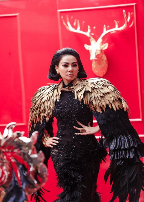 Thu Minh chọn cách giữ im lặng giữa ồn ào. "Toàn bộ ý tưởng của MV I tam Diva là của giám đốc sáng tạo Hà Đỗ, vì thế chị Thu Minh sẽ không nói gì về việc này. MV ra mắt rồi, chị ấy sẽ không nói thêm gì nữa", quản lý của Thu Minh chia sẻ trên Người đưa tin. Ảnh: Người lao động