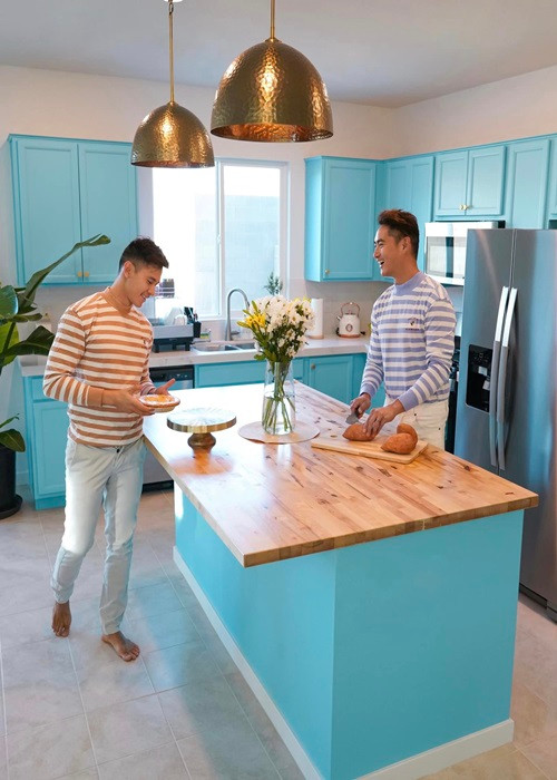 Nam diễn viên gửi lời cảm ơn đến bạn đời. "Em yêu anh và em rất hào hứng bắt đầu một chương mới trong cuộc đời của chúng ta", Hồ Vĩnh Khoa chia sẻ thêm.