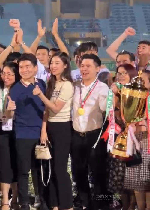 Vợ chồng Đỗ Mỹ Linh ăn mừng khi CLB Hà Nội giành chiếc cúp V.League. Ảnh: Dân Việt