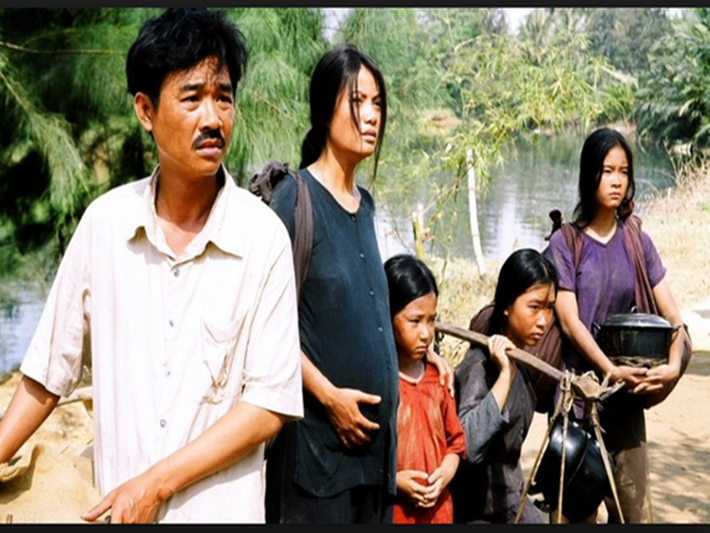 Anh còn từng đóng phim điện ảnh "Áo lụa Hà Đông" ra rạp năm 2006. Trong phim, Quốc Khánh vào vai anh Gù nghèo. Vai diễn giúp nam nghệ sĩ đoạt giải Nam diễn viên chính xuất sắc nhất ở Cánh diều vàng 2006. Ảnh: Dân Trí