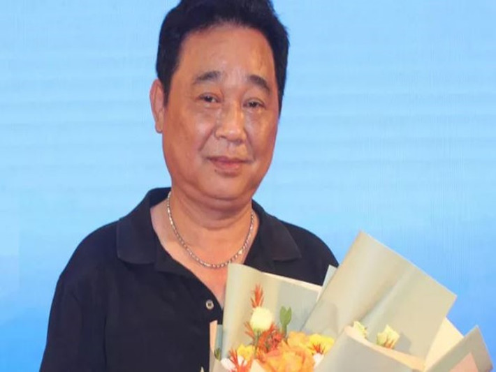 Chiều ngày 21/11, Nhà hát Kịch Việt Nam trao quyết định nghỉ hưu cho nghệ sĩ Quốc Khánh. Ảnh: VTV