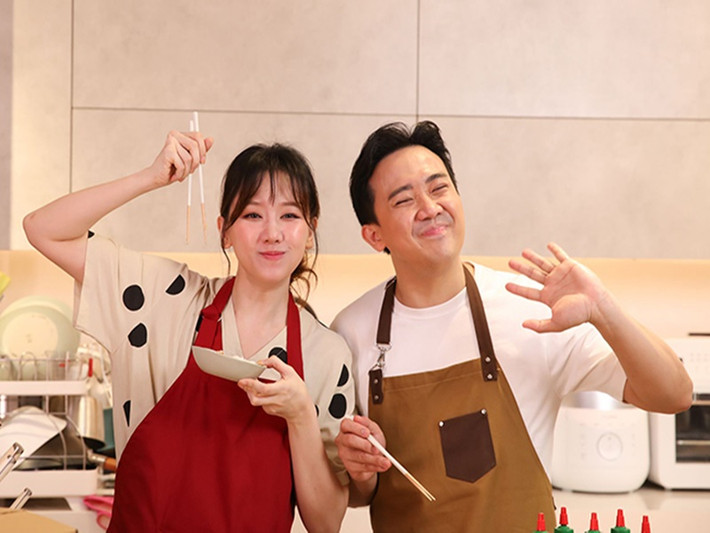 Trong 6 năm kết hôn, Trấn Thành luôn yêu thương, quan tâm Hari Won. Nam MC cho biết, bản thân anh là mẫu người thích chăm sóc người khác nên không ngần ngại khi một mình vào bếp lúc đêm khuya, sáng sớm để nấu ăn cho vợ. Ảnh: Vietnamnet