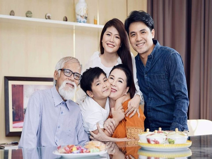 Theo An ninh thủ đô, bà Hà Phương của “Hạnh phúc máu” thú nhận, hôn nhân của bà cũng có lúc sóng gió. Tuy nhiên, vào những thời điểm khó khăn nhất, bà luôn nghĩ điều gì đã đưa cả hai đến bên và gắn bó với nhau. Ảnh: FBNV