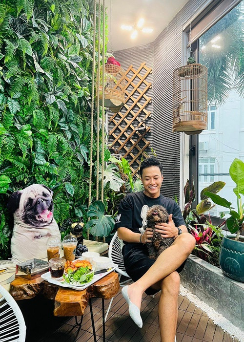 Trước ồn ào, diễn viên Hồng Đăng bận rộn đóng phim, tham gia sự kiện.