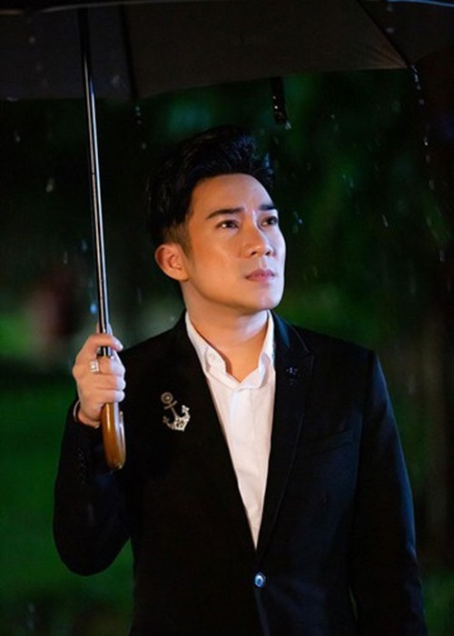 MV “Ai rồi cũng khác” của Quang Hà từng phải gỡ khỏi Youtube vì bị nghi có đoạn dạo đầu giống bài “Day by day” của nhóm nhạc Hàn Quốc T-ara. Quang Hà đã gọi điện cho nhạc sĩ Phúc Trường và nhận được câu trả lời rằng sự giống nhau này là vô tình. Không chỉ gỡ MV, gửi lời xin lỗi đến khán giả, Quang Hà còn quyết định làm bản phối mới cho “Ai rồi cũng khác”. Ảnh: Tiền Phong