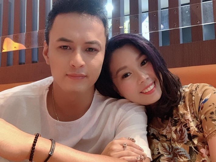Năm 2019, khi một nữ khách hàng review 0 điểm cho quán chè của vợ, Hồng Đăng rất bức xúc. Nam diễn viên cho rằng vợ bị chơi xấu và dùng lời lẽ nặng nề với nữ khách hàng chê quán chè của vợ. Hành động này của Hồng Đăng nhanh chóng gây tranh cãi. Nhiều người cho rằng anh bênh vợ đến mất kiểm soát lời nói.