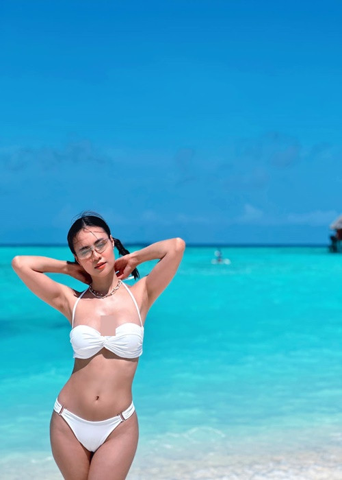 Nữ diễn viên liên tục tung ảnh bikini.