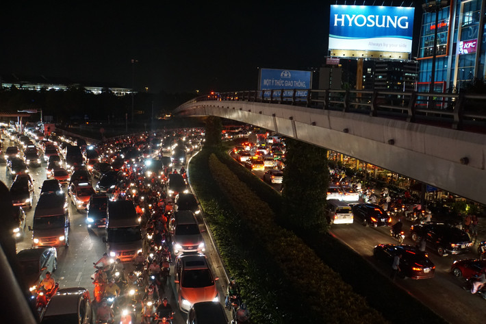 Theo ghi nhận, khoảng 17h, hàng ngàn ô tô, xe máy đổ dồn về các tuyến đường Trường Sơn, Bạch Đằng, Hồng Hà,... phía trước sân bay đúng giờ tan tầm, cộng thêm việc nhiều chuyến bay cùng đáp xuống khiến lượng người và phương tiện tham gia giao thông khu vực này càng đông nghịt. Trên đường Trường Sơn, Hồng Hà,... các phương tiện nhích từng chút một.