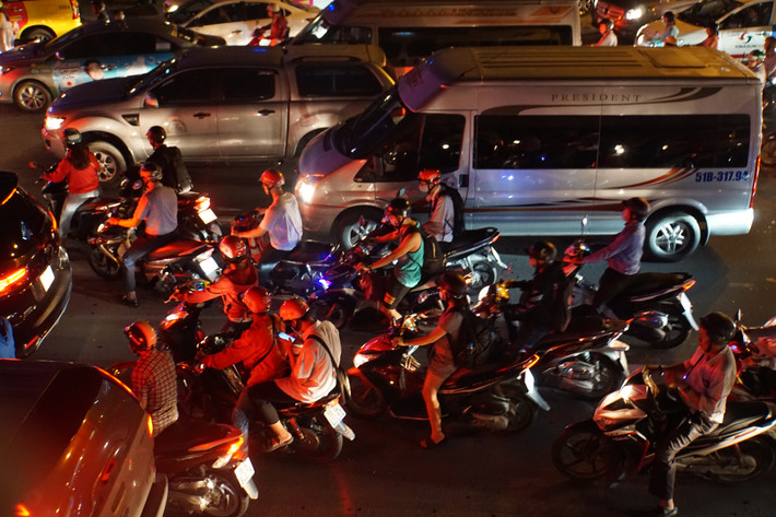 Nhiều người không trong sân bay ra không thể bắt được xe ôm, taxi đành đi bộ lên vỉa hè tới khu vực xa hơn để bắt xe.