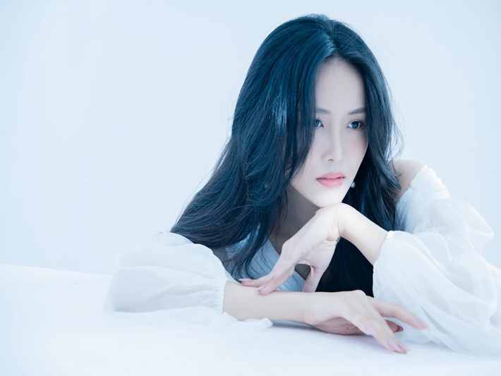 Trương Mỹ Nhân vừa công khai chuyện trả nợ cho mẹ ruột từ năm 16 tuổi. Cô ước tính phải trả đến vài tỷ. Hiện tại, Trương Mỹ Nhân vẫn phải trả nợ ngân hàng cho món nợ cách đây 3-4 năm (trả góp 10 năm trả 4 triệu/tháng).