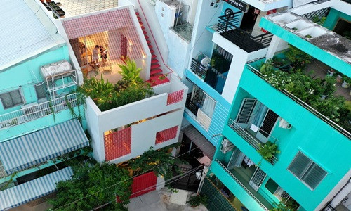 Nếu ngôi nhà của bạn nằm sâu trong ngõ, có diện tích đất nhỏ dẹp, bị che khuất bởi các công trình nhà cao tầng khác thì có thể tham khảo mẫu mặt tiền này của ngôi nhà ống nhỏ ở TP. Hồ Chí Minh này.