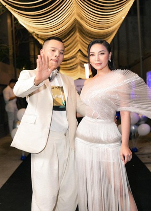 Quỳnh Thư không chỉ là "gà cưng" một thời của Khắc Tiệp mà còn là bạn thân của ông bầu này. Tuy nhiên, cách đây không lâu, Quỳnh Thư và Khắc Tiệp “nghỉ chơi”. Gần đây, cô bị đồn hẹn hò cầu thủ Tiến Linh. Tuy nhiên, Quỳnh Thư đã phủ nhận.