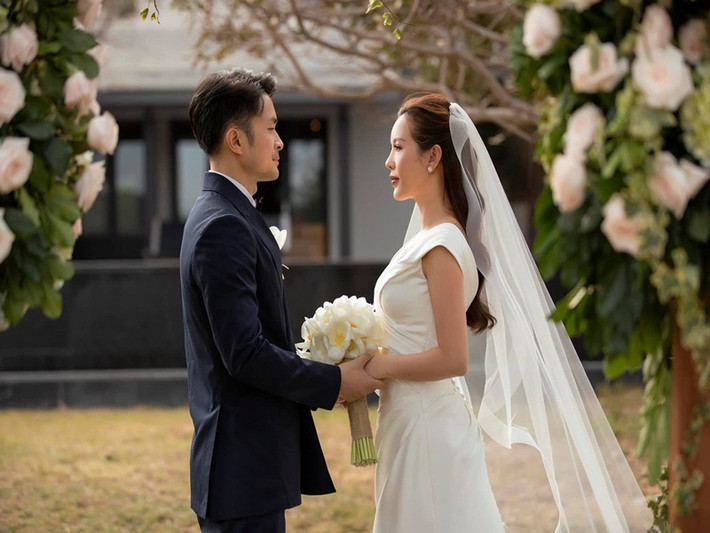 Chuyện tình giữa Thu Hoài và Trí Tống từ khi được công khai đã nhận được sự chú ý của nhiều khán giả bởi cả hai có sự chênh lệch tuổi tác lên đến 10, hơn nữa Thu Hoài có 3 con riêng.