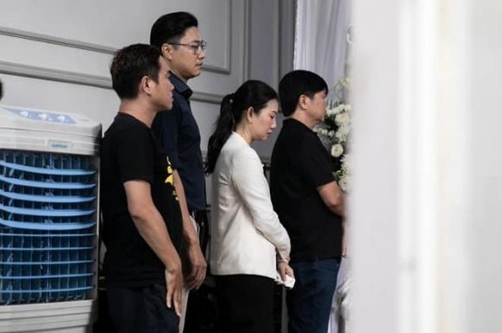 Mới đây, nghệ sĩ Mỹ Uyên đến chia buồn cùng gia đình siêu mẫu Đức Tiến ở Việt Nam. Ảnh: Thương Hiệu và Pháp Luật.