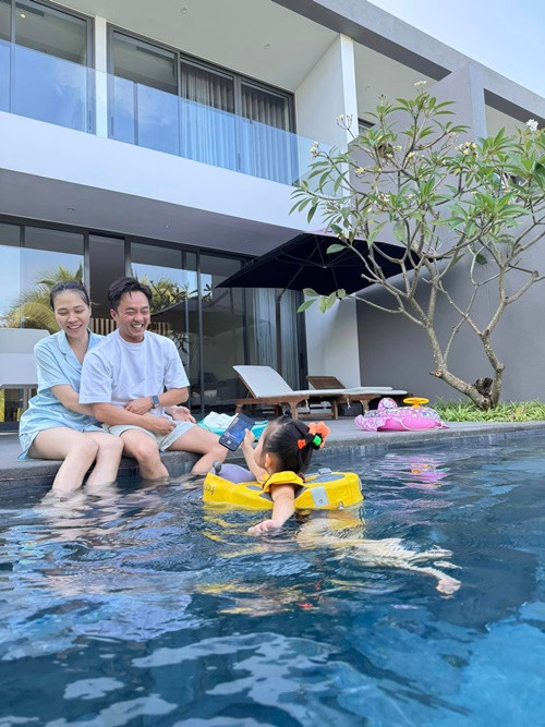"Tôi thấy đàn ông rất sợ ngồi bên cạnh tay lái của phụ nữ bởi vì họ không tin, vì cho rằng phụ nữ lái xe rất kém. Nhưng mà anh có nói với tôi rằng có muốn lái thử xe này không? Lúc đó thì tôi nghĩ ok, nếu anh đủ can đảm thì tôi sẽ lái. Về sau này khi lấy nhau rồi, anh mới kể với tôi rằng lúc đó anh cũng rất sợ, vì không biết tôi lái xe ra sao, mà lại giao tính mạng cho người này. Trong đầu anh nghĩ: 'Nếu tôi còn sống, chắc chắn sẽ lấy cô này làm vợ'. Thật ra gặp nhau cũng là cái duyên đấy, còn đến với nhau hay không là một cái nợ", Người Đưa Tin dẫn lời Đàm Thu Trang.