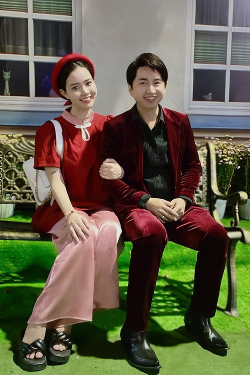 Bảo Anh bị nghén nhiều trong 3 tháng đầu. "Khi ấy mẹ mệt, mặt mũi nhợt nhạt, nước mắt trào ra. Chắc là con chưa cảm nhận được đâu nhỉ. Vì lúc đó con mới bắt đầu hình thành mà", Bằng Cường chia sẻ về giai đoạn vợ có thai 3 tháng.