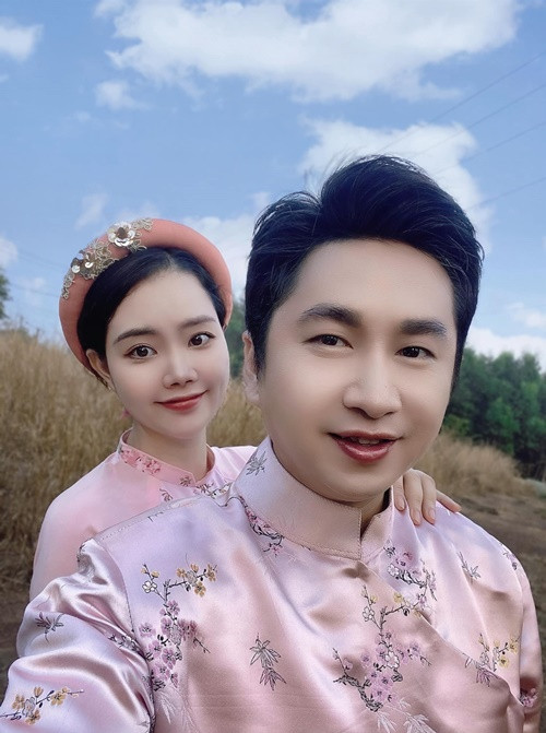 Nữ ca sĩ diện trang phục rộng để che vòng hai.