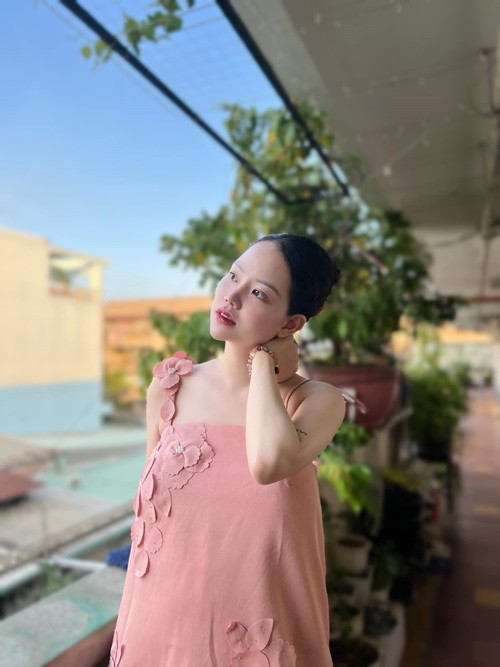 "Melody là giai điệu, nốt nhạc. Trong 1 bài hát nếu không có giai điệu thì bài nhạc ấy cũng không trở thành bản nhạc hoàn hảo. Âm nhạc cũng chính là sự nghiệp của ba mẹ, mang ba mẹ đến bên nhau, là sự gắn kết và còn nhiều ý nghĩa khác nữa con yêu ạ", Bằng Cường tiết lộ.