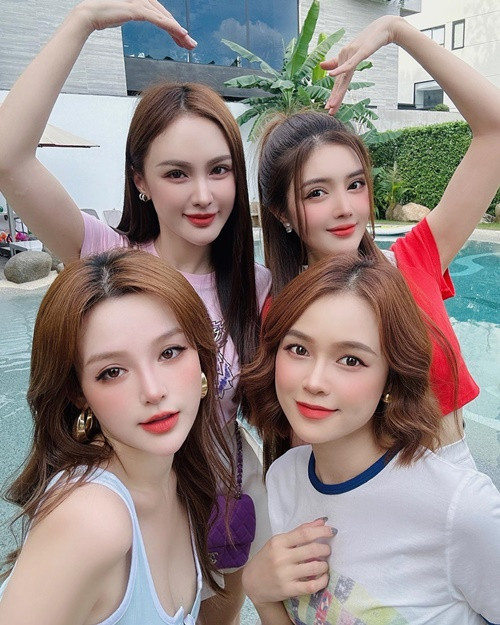 Hai hot girl đời đầu đều đã lập gia đình.