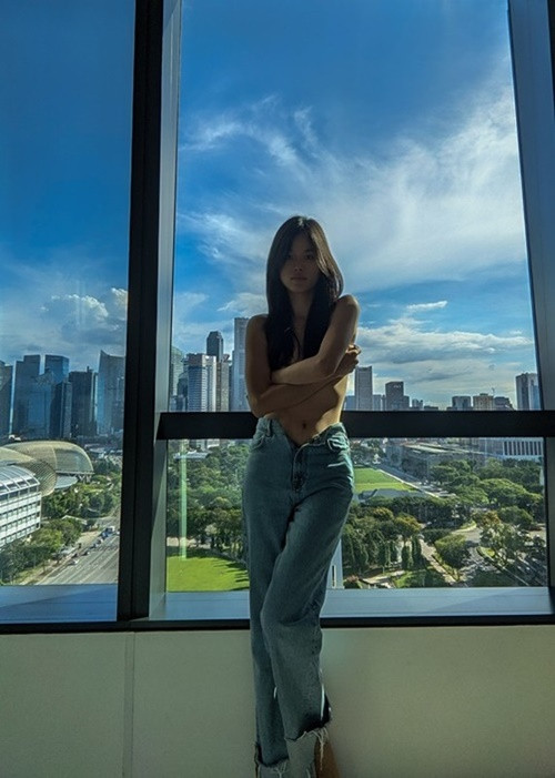 Ảnh "quên nội y" của nữ người mẫu sinh năm 1990 gây chú ý. Ảnh: FBNV.