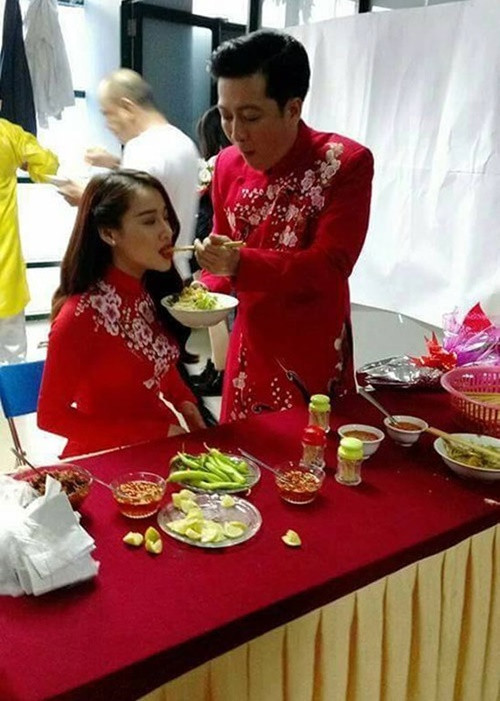 Sợ Nhã Phương ăn ít, Trường Giang không ít lần đút cho nửa kia tại các sự kiện. Ảnh: Dân Việt.