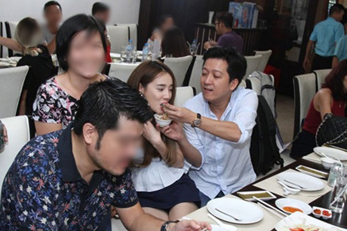 Trường Giang giữ thói quen đút đồ ăn cho Nhã Phương sau khi cặp đôi về chung một nhà. Ảnh: Dân Việt.