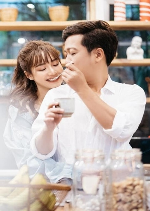 Hình ảnh vợ chồng Trường Giang tình tứ khi ăn uống khiến nhiều người ngưỡng mộ. Ảnh: FBNV.