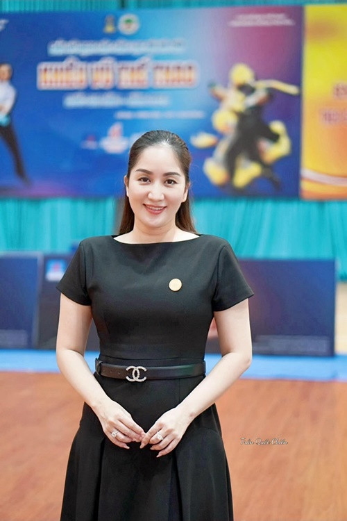 “Chị ca sĩ tham gia Bước nhảy hoàn vũ nói cần gấp 80 triệu do quên không kịp gì đó mình không nhớ. Mình cả nể móc hết gia tài lúc bấy giờ. Giờ cũng gần 13 năm. Gọi tên ca sĩ nào?”, Khánh Thi viết.