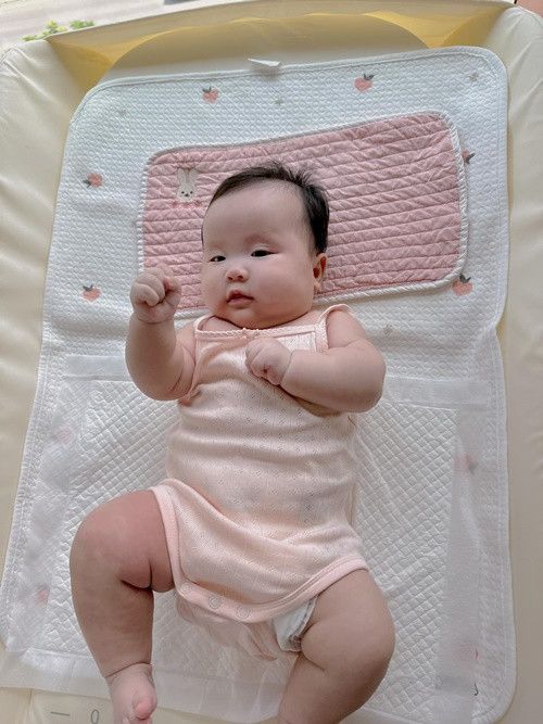 Hot girl Sam sinh con gái Ijin và con trai Ijun vào tháng 2 vừa qua. Mới đây, cô khoe hình ảnh con gái.
