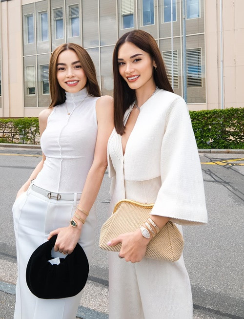 Hà Hồ không ít lần đọ sắc với mỹ nhân quốc tế. Trong ảnh, nữ ca sĩ chung khung hình với Pia Wurtzbach - Hoa hậu Hoàn vũ Thế giới 2015.