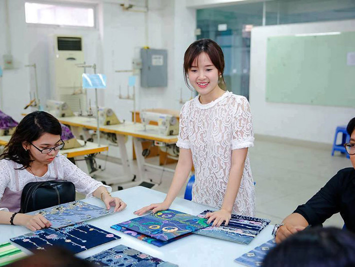 Với Midu, đó là một năm học trôi qua trong mệt mỏi, áp lực. Sau này, hot girl tập trung học tập nên tốt nghiệp với điểm số cao. Ngoài ra, năm 2017, Midu còn trở thành giảng viên.