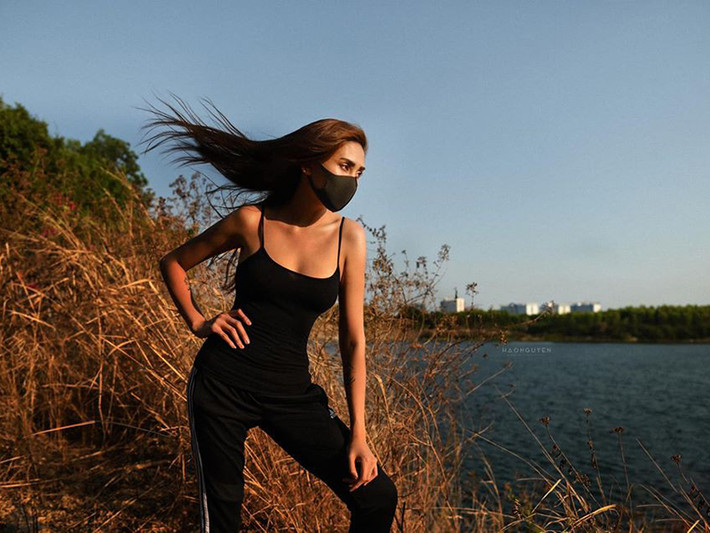 Bộ ảnh thời trang ngẫu hứng trước đó của chân dài cũng gây sốt.