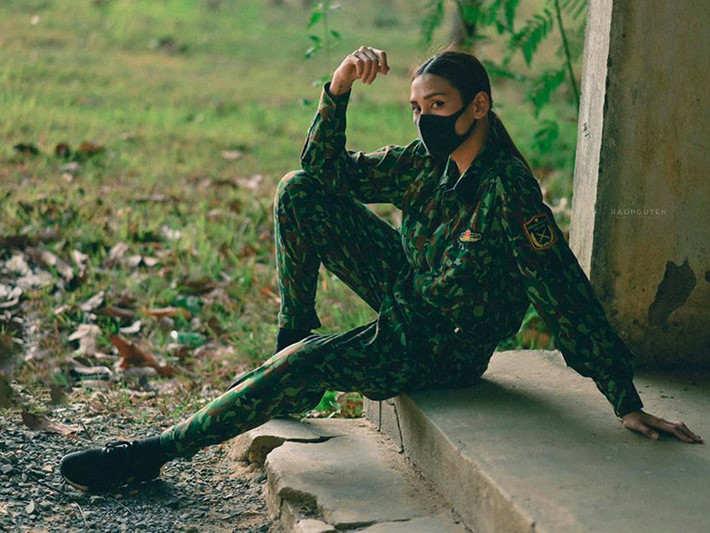 “Tại sao các em sinh viên lại có 1 kỷ niệm khó quên với khu quân sự? Vì tất cả đã sống với nhau, cùng nhau trải qua những khoảng thời gian vui vẻ. Cũng như tôi, các bạn, các em, những người bạn trước lạ sau quen, dù không đến từ showbiz, nhưng là những người bạn chân thành và tuyệt vời”, Võ Hoàng Yến tâm sự.
