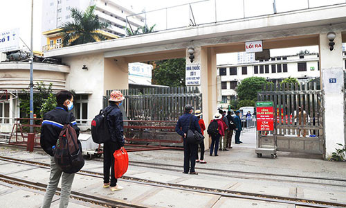 Mặc dù Bệnh viện Bạch Mai bị phong tỏa, việc điều trị cho bệnh nhân nội trú và ngoại trú vẫn được cán bộ, nhân viên y tế duy trì tốt.