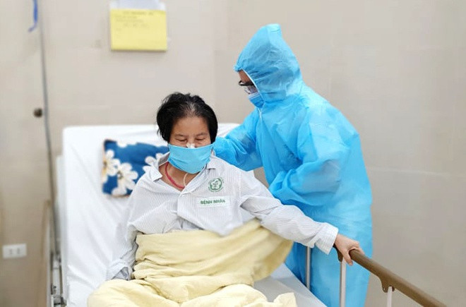 Trong những ngày phong tỏa, y, bác sĩ của Bệnh viện Bạch Mai vẫn điều trị cho bệnh nhân nặng, chưa thể xuất viện. Trung tâm Phục hồi chức năng của bệnh viện đang chăm sóc, điều trị cho 18 bệnh nhân nặng, trong đó, nhiều người bị tai biến mạch máu não hoặc tổn thương tủy sống.