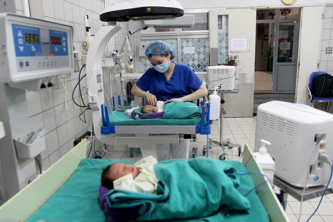 Tại khoa Nhi, TS.BS Nguyễn Thành Nam cho biết đang điều trị cho 22 bé, trong đó có 10 cháu sinh non, phải nằm lồng ấp. "Bình thường, chúng tôi có 73 cán bộ, nhân viên nhưng hiện nay chỉ còn 25 người. Dù cường độ làm việc tăng lên do nhân lực giảm đi vì bị cách ly, tinh thần của mọi người đều lạc quan", TS Nam nói.