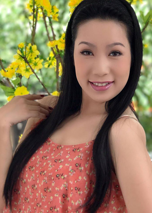 Theo Doanh nhân plus, chất hài hước của Trịnh Kim Chi thật sự tung tẩy khi đạo diễn Bảo Chung đưa cô vào chương trình “Nụ cười vàng”.