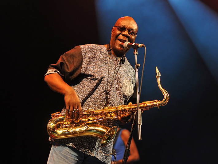 Vì nhiễm COVID-19, Manu Dibango ra đi. Nam nghệ sĩ sinh năm 1933 tại Cameroon (quốc gia ở Trung Phi). Ông là một ca sĩ, nhạc sĩ, nghệ sĩ saxophone có tầm ảnh hưởng đến âm nhạc châu Phi và toàn thế giới. Tên tuổi của ông gắn liền với bài hát Soul Makossa. Ảnh: Business Insider
